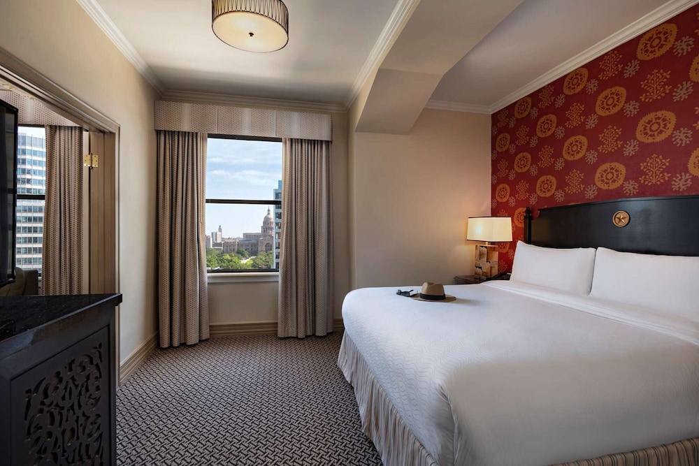 DELUXE, KING BED