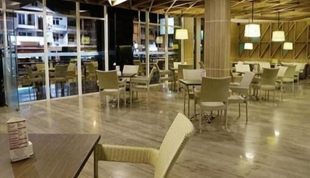 Orchardz Hotel Gajah Mada 18/25