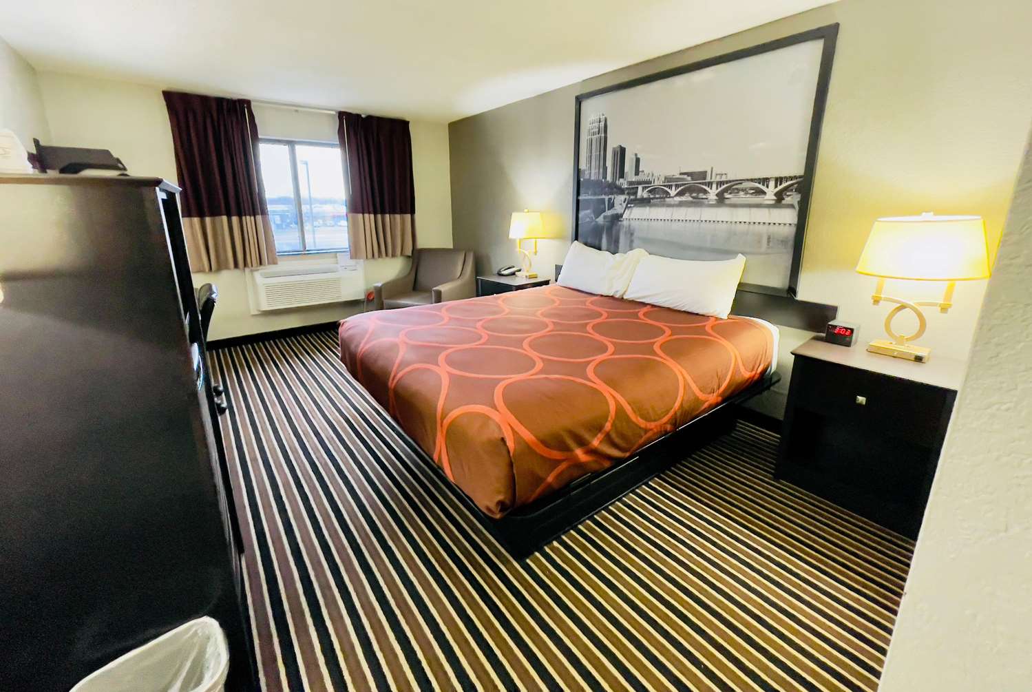 Super 8 By Wyndham Shakopee 8/29