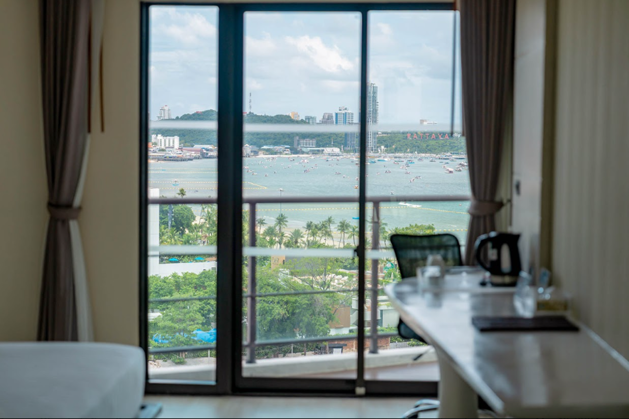 Pattaya Discovery Beach Hotel 10/27