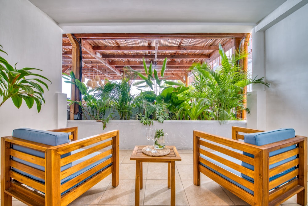 Tropical Suites Hotel 10/67