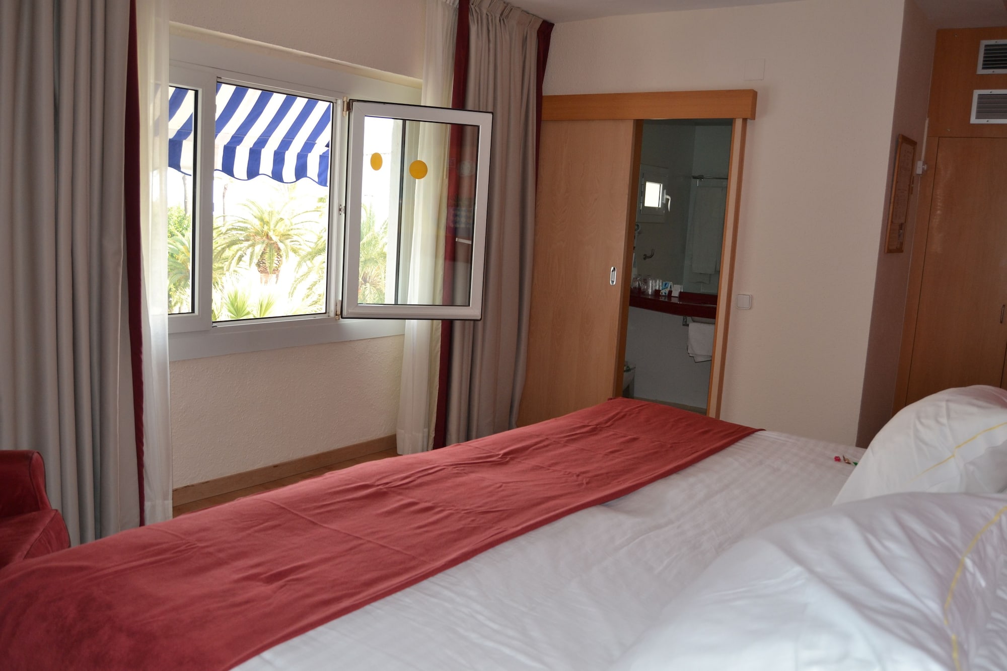 SUPERIOR, DOUBLE OR TWIN BED