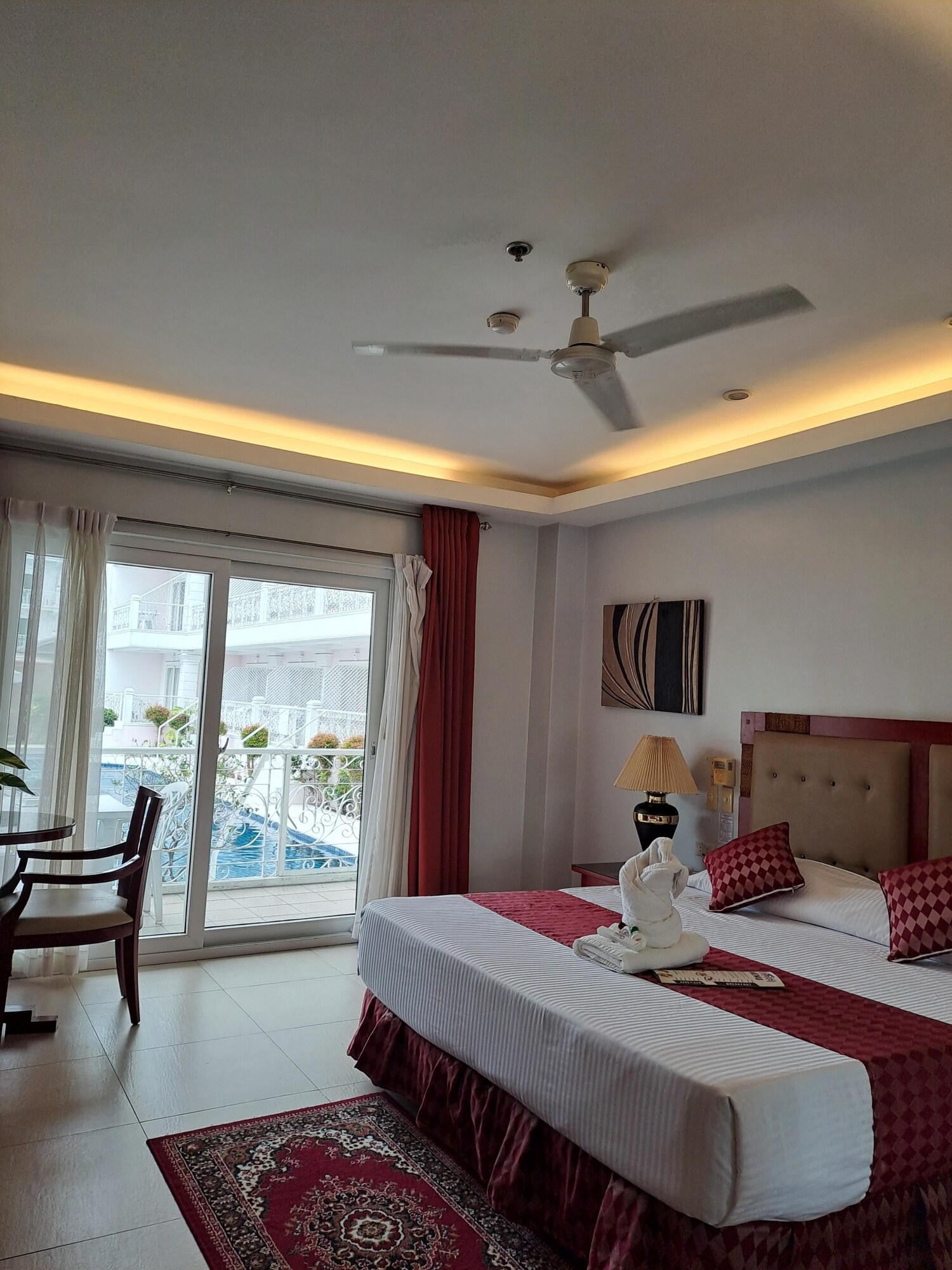 Lagoon, King Bed, Pool Side