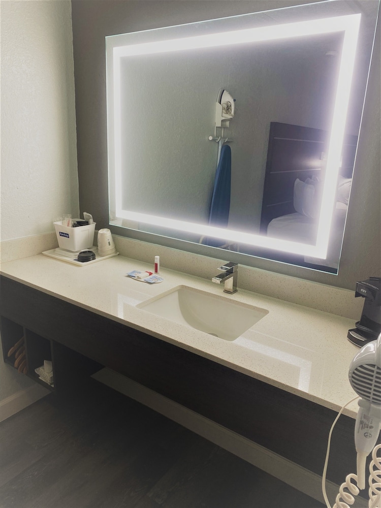 Econo Lodge Inn & Suites Near Lackland AFB San Antonio, TX 23/36