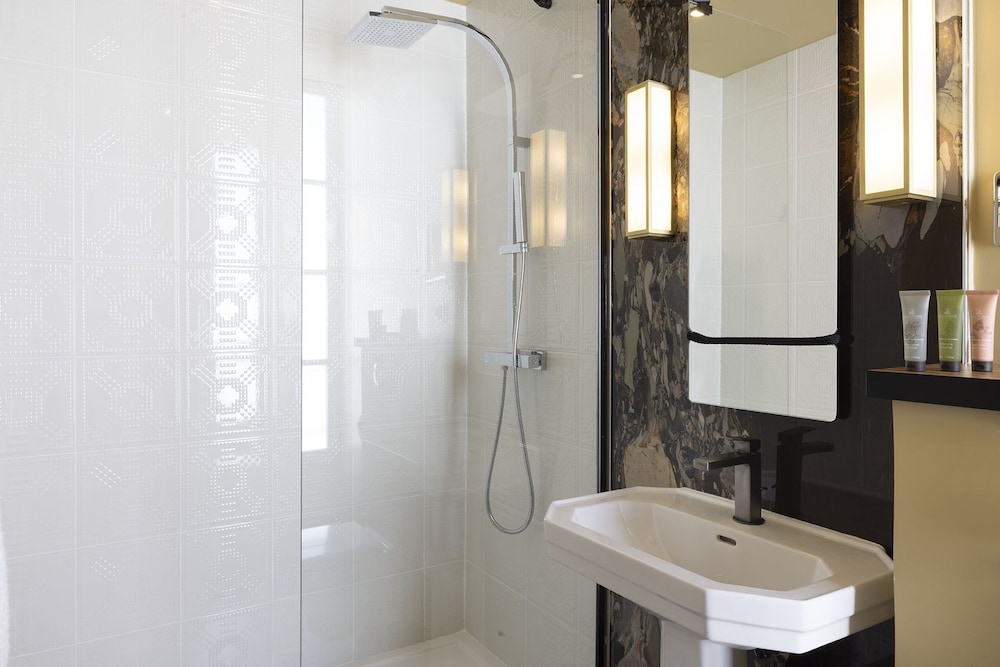 جناح جونيور بسرير كوين، Hotel Le Rocroy 3/3