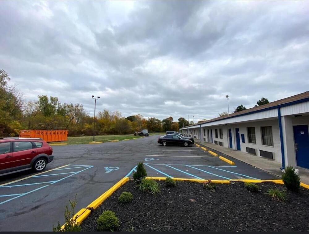 Deluxe Inn by OYO Near Toledo Ohio image