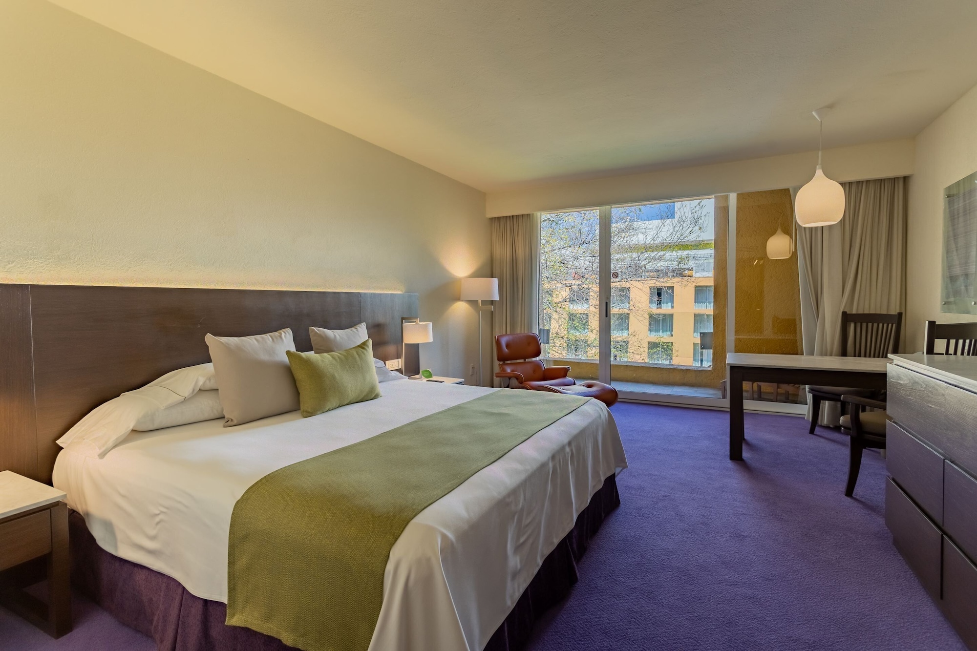 CAMINO REAL CLUB, KING BED