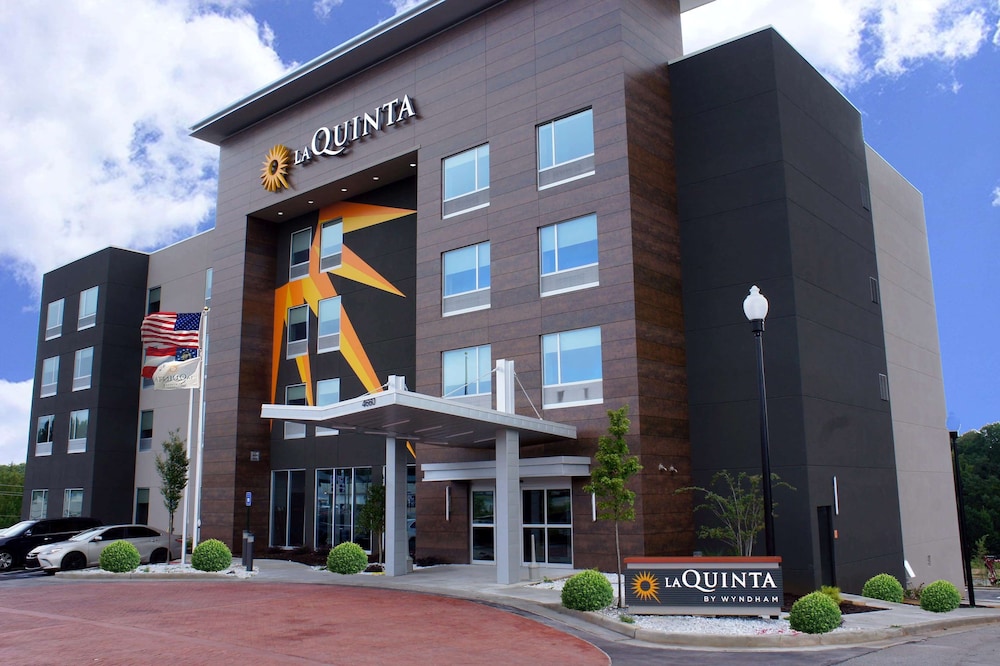 La Quinta Inn & Suites by Wyndham Locust Grove 3/55