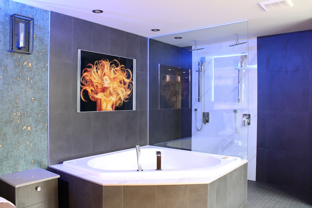 Olux Hotel Motel Suites 40/71