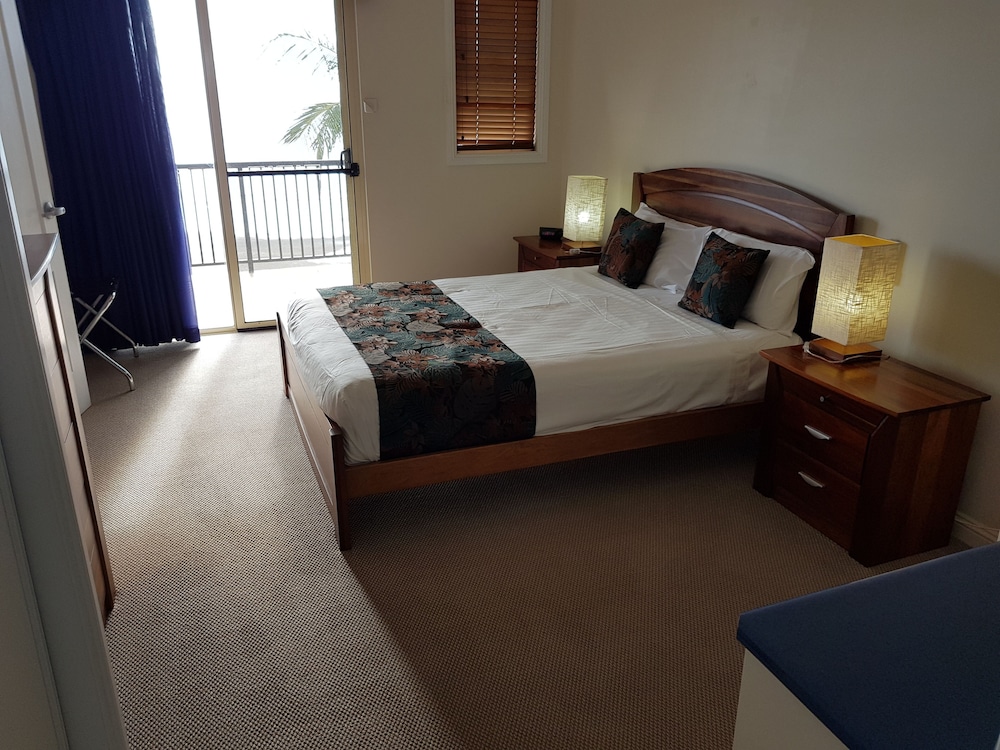 Rose Bay Resort 18/70