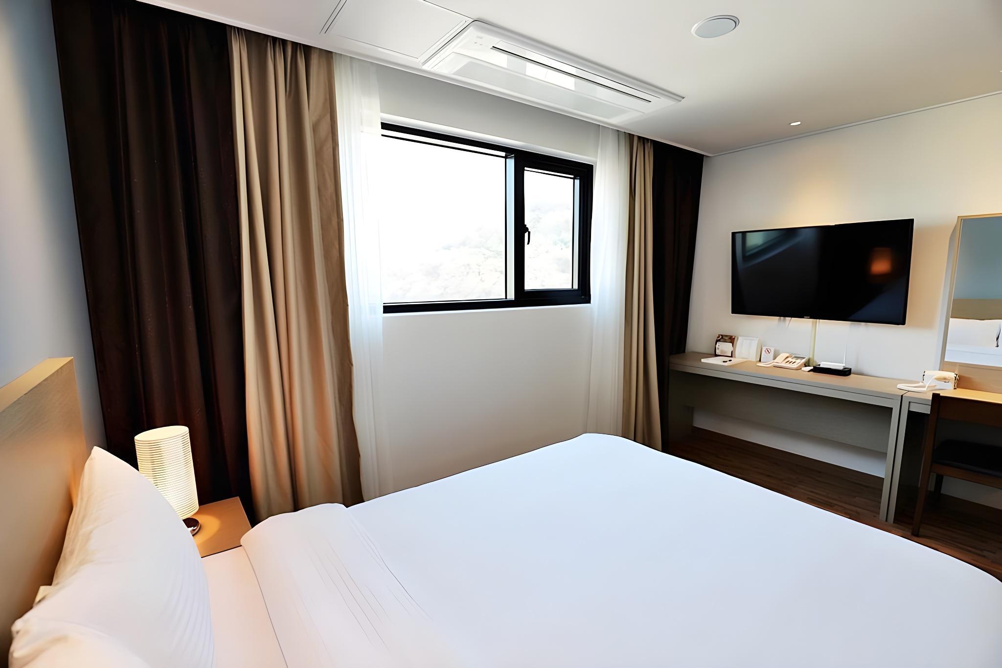 Standard, Queen Bed, Mountain View
