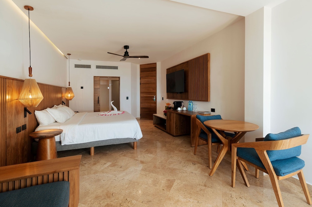 GARDEN, PREMIUM, JUNIOR SUITE, OCEAN FRONT