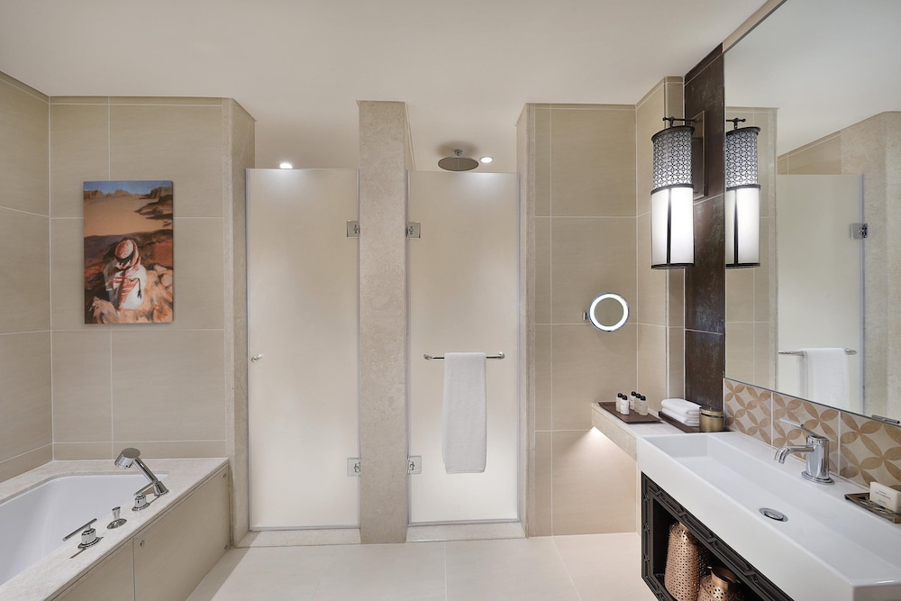 جناح بسرير كينج بإطلالة على البحر بشرفة، Al Manara A Luxury Collection Hotel Saraya Aqaba 4/4