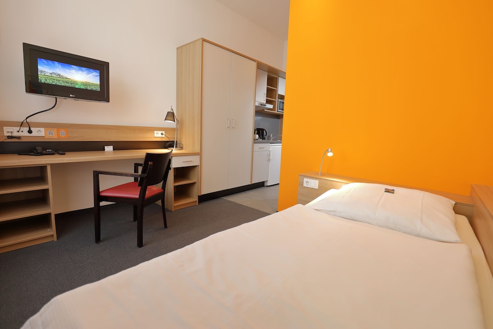 STANDARD, SINGLE, KITCHENETTE