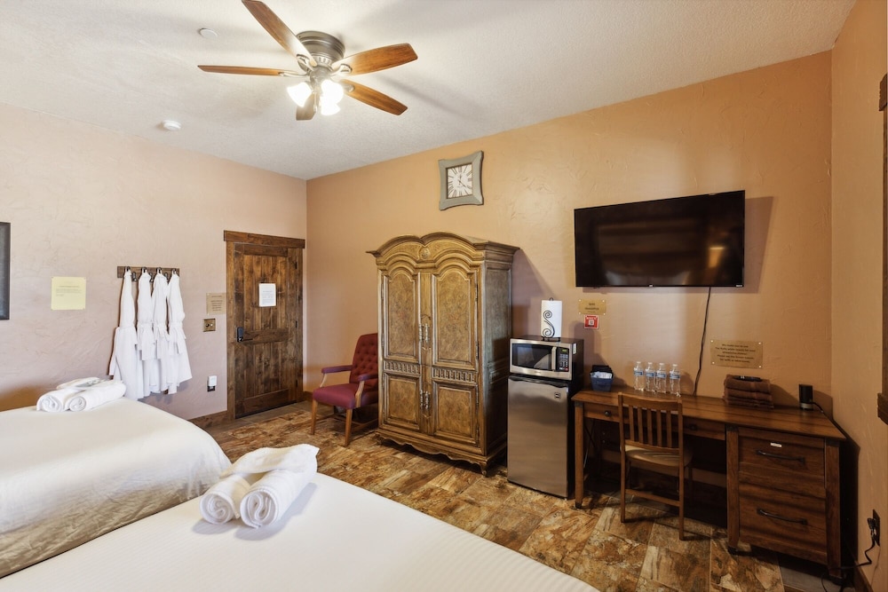 1 Bedroom, 2 Queen Beds