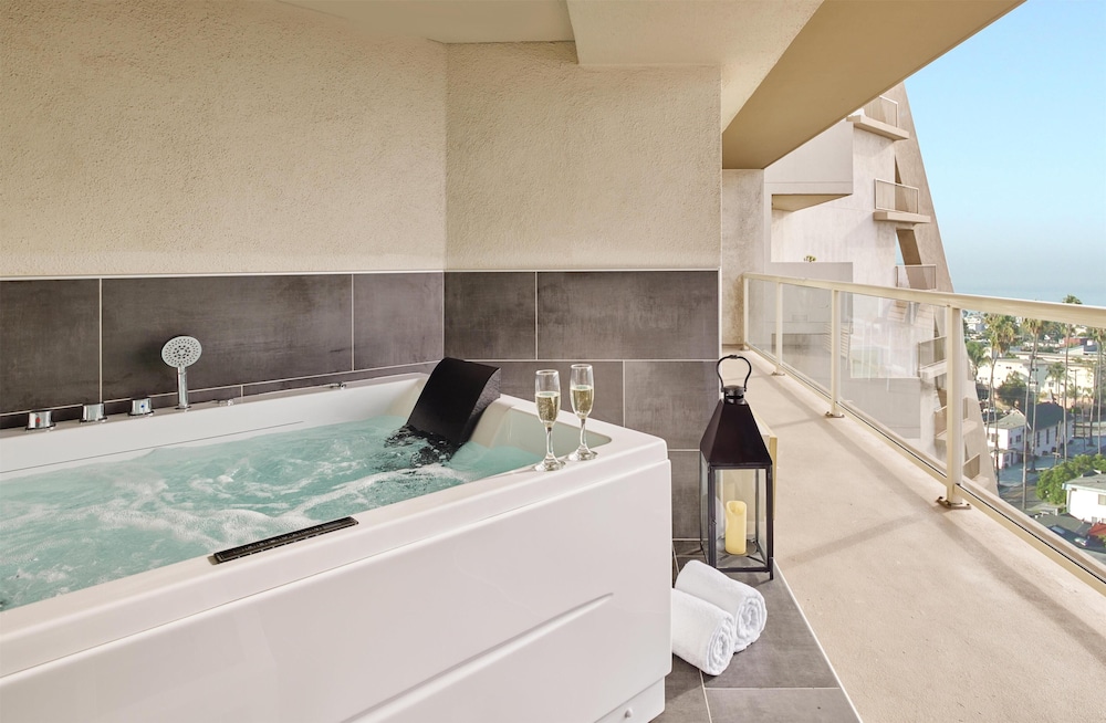 Hyatt Centric Delfina Santa Monica 40/65