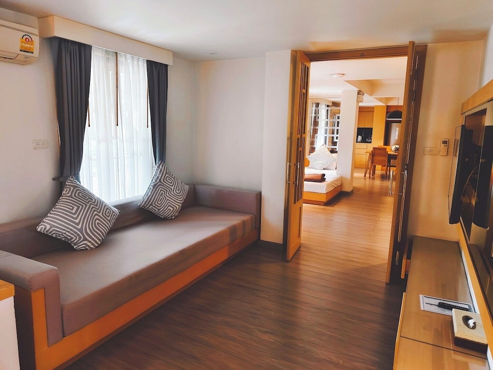 Moon Dragon Hotel 40/63
