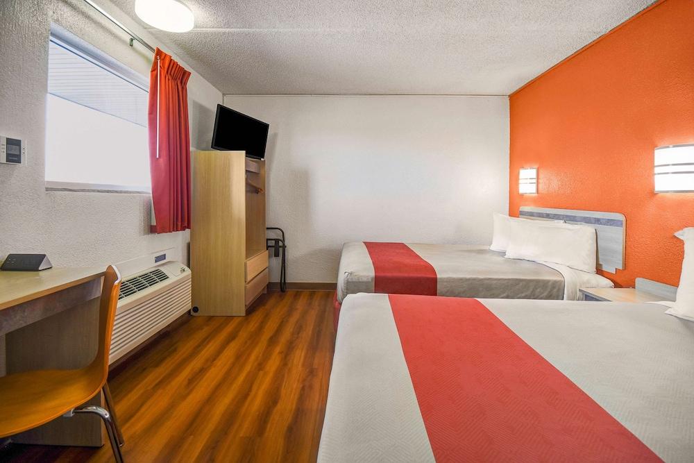 2 Full Beds - Non-Smoking