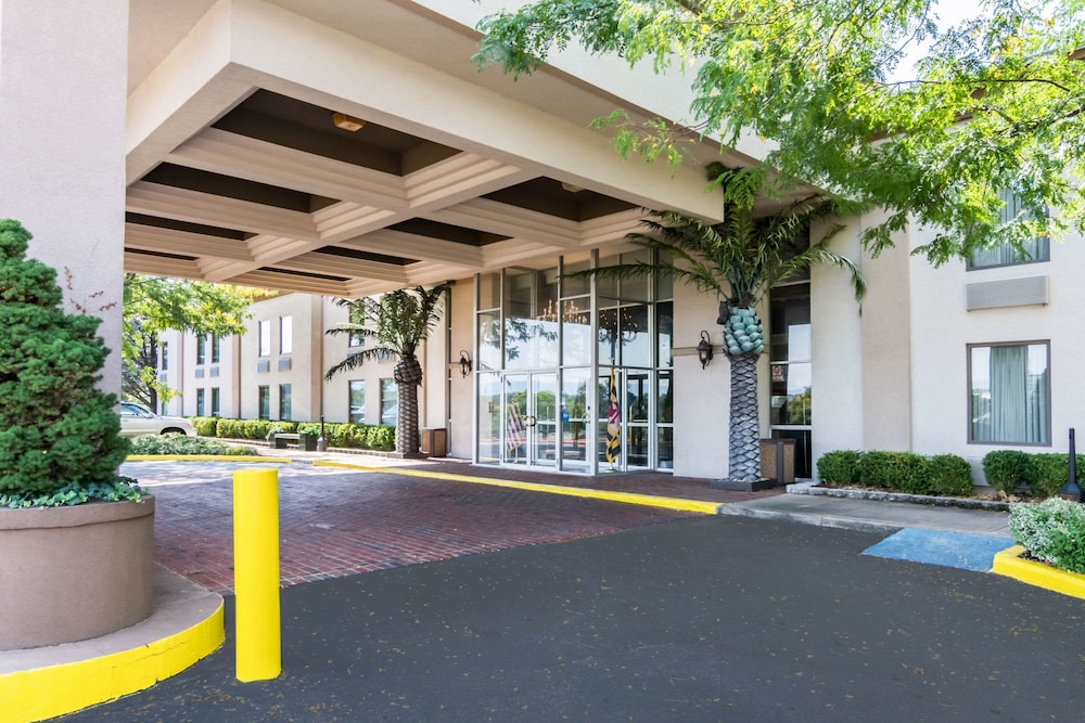 The Plaza Inn & Suites 24/28