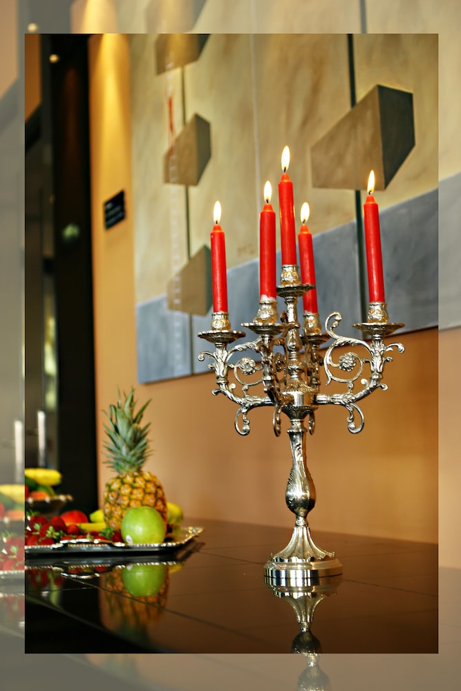 Ionis Art Hotel 46/51