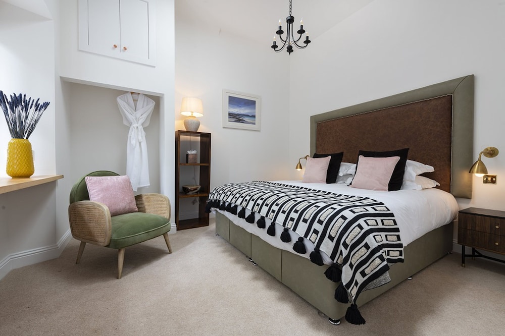 Gate, Lodge, King Bed