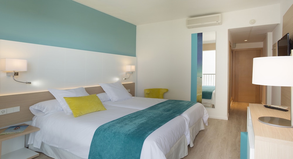 ROOM, TRIPLE, BALCONY