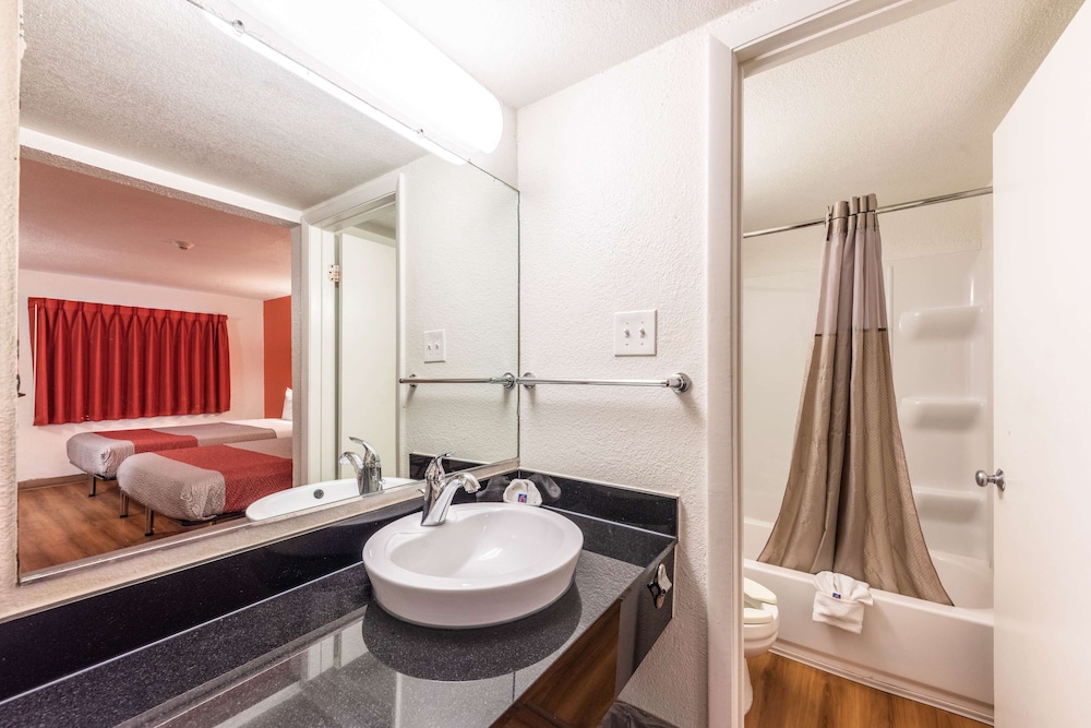 Motel6 North Richland Hills, TX 53/61
