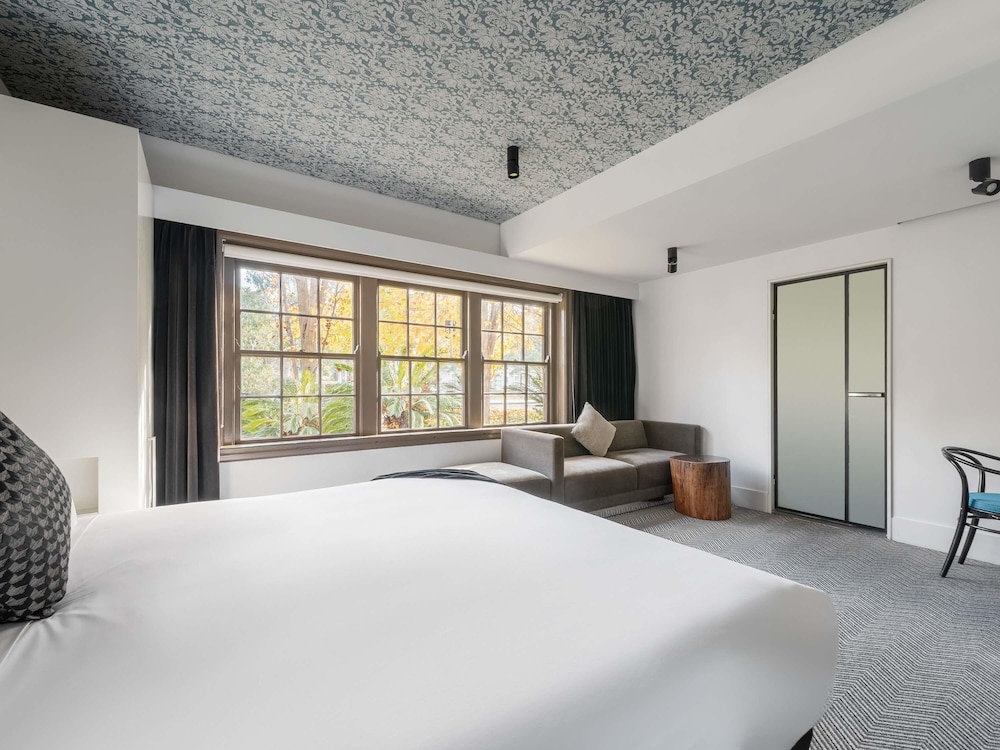 SUPERIOR, KING BED, BATHTUB