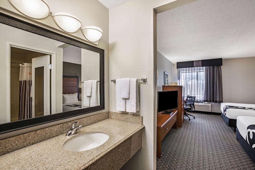 La Quinta Inn & Suites by Wyndham N Little Rock-McCain Mall 39/63