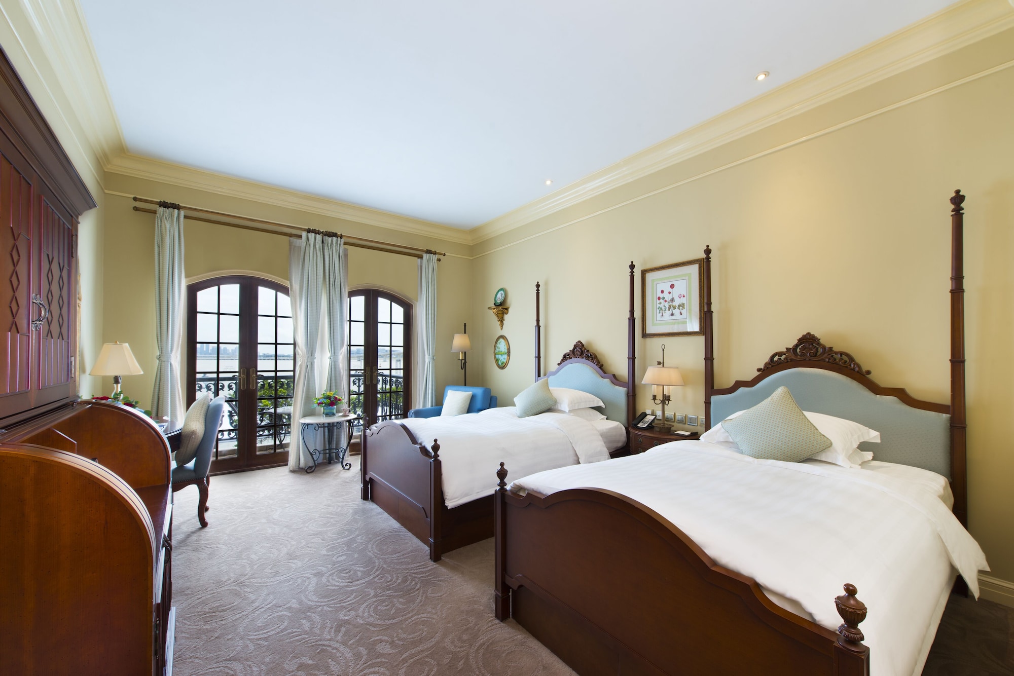 SUITE, TWIN BEDS, CITY VIEW, BALCONY