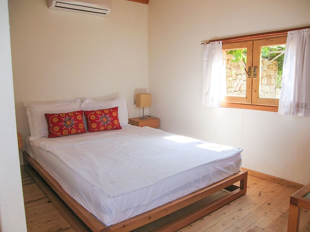 Lycia Hotel 10/65