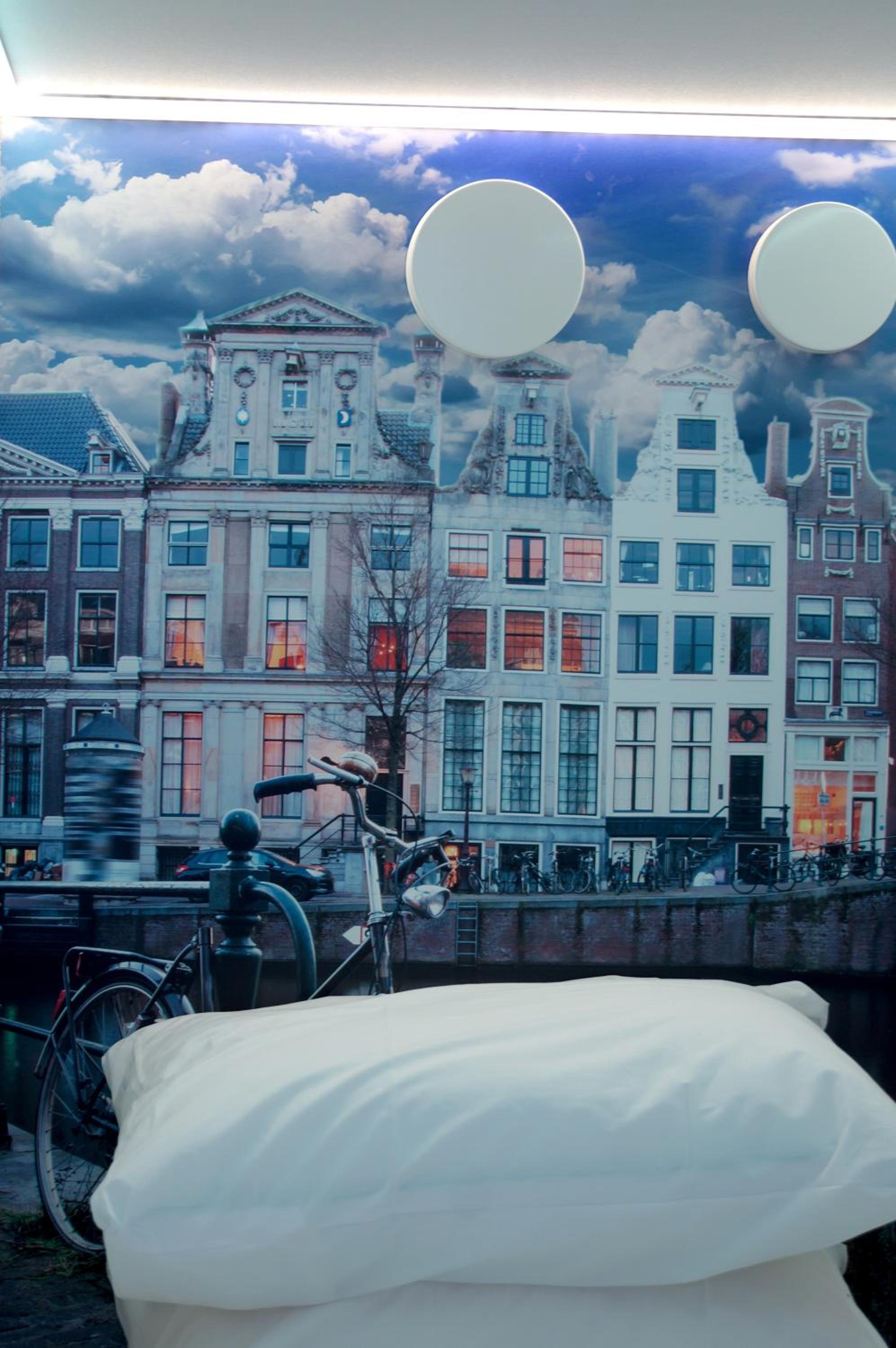 Capsule, Mixed Dorm, Single