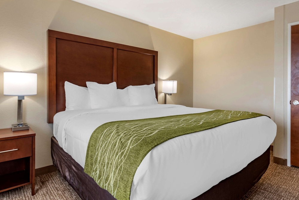 Comfort Inn Suites Pueblo 5/24