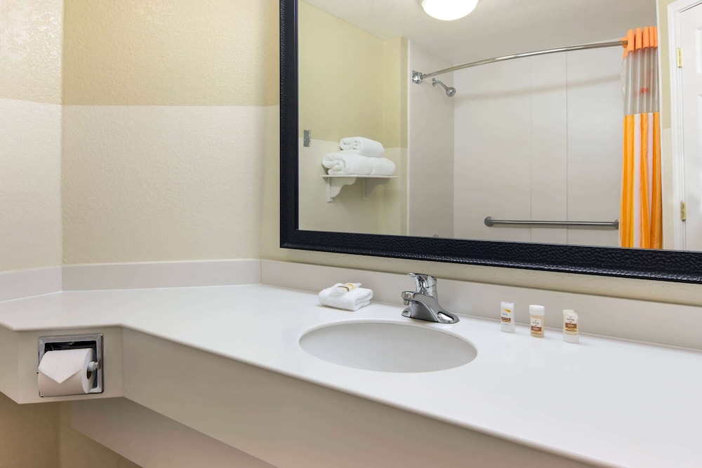 La Quinta Inn and Suites by Wyndham Greenville Haywood 24/68
