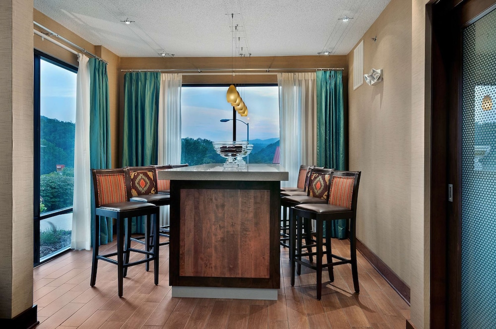 Clarion Pointe Cherokee 22/27