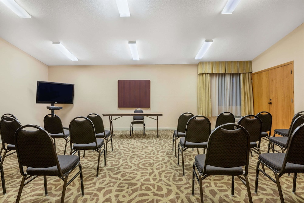 Ramada by Wyndham Columbus North 31/39