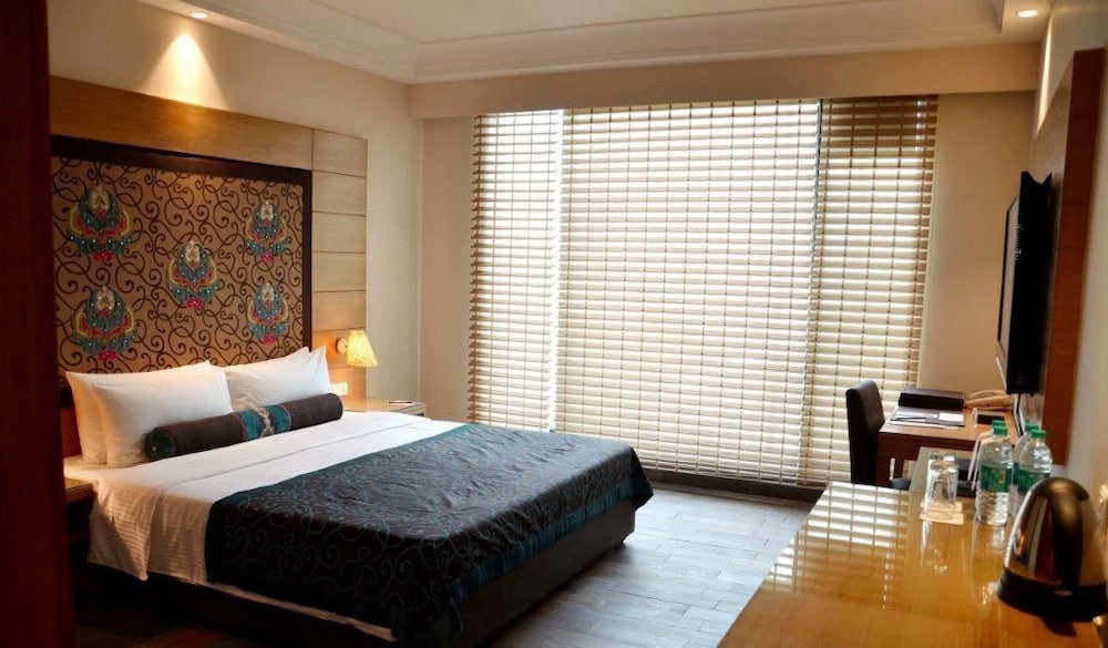 LUXURY, TWIN BEDS