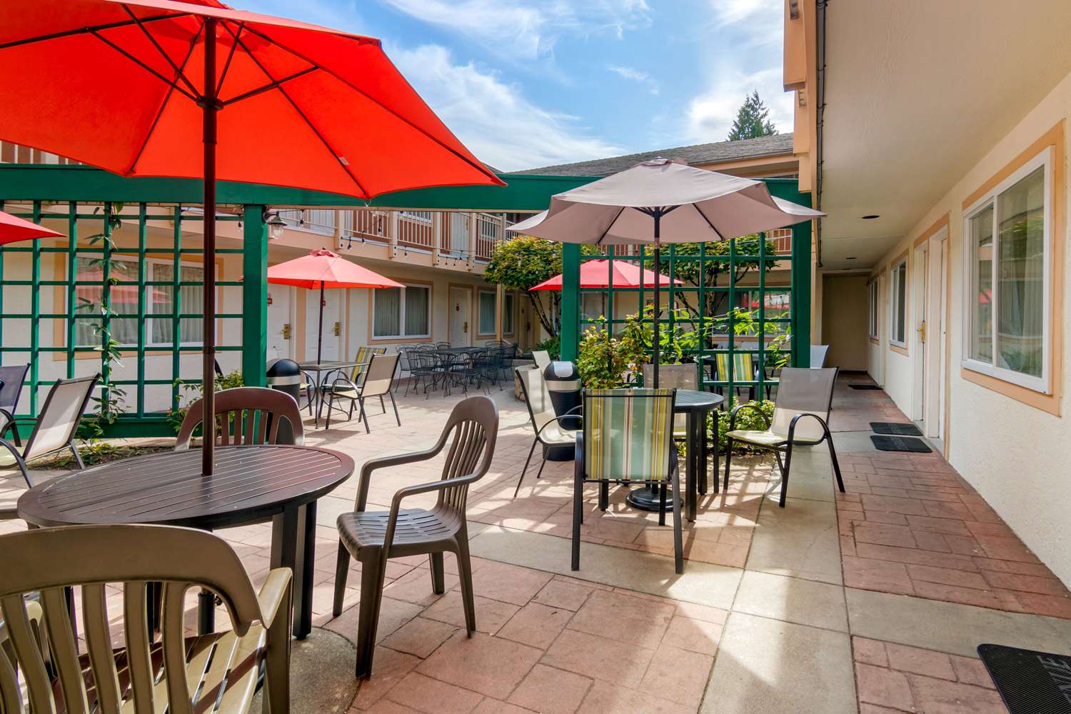 Econo Lodge Inn & Suites North Vancouver 44/52