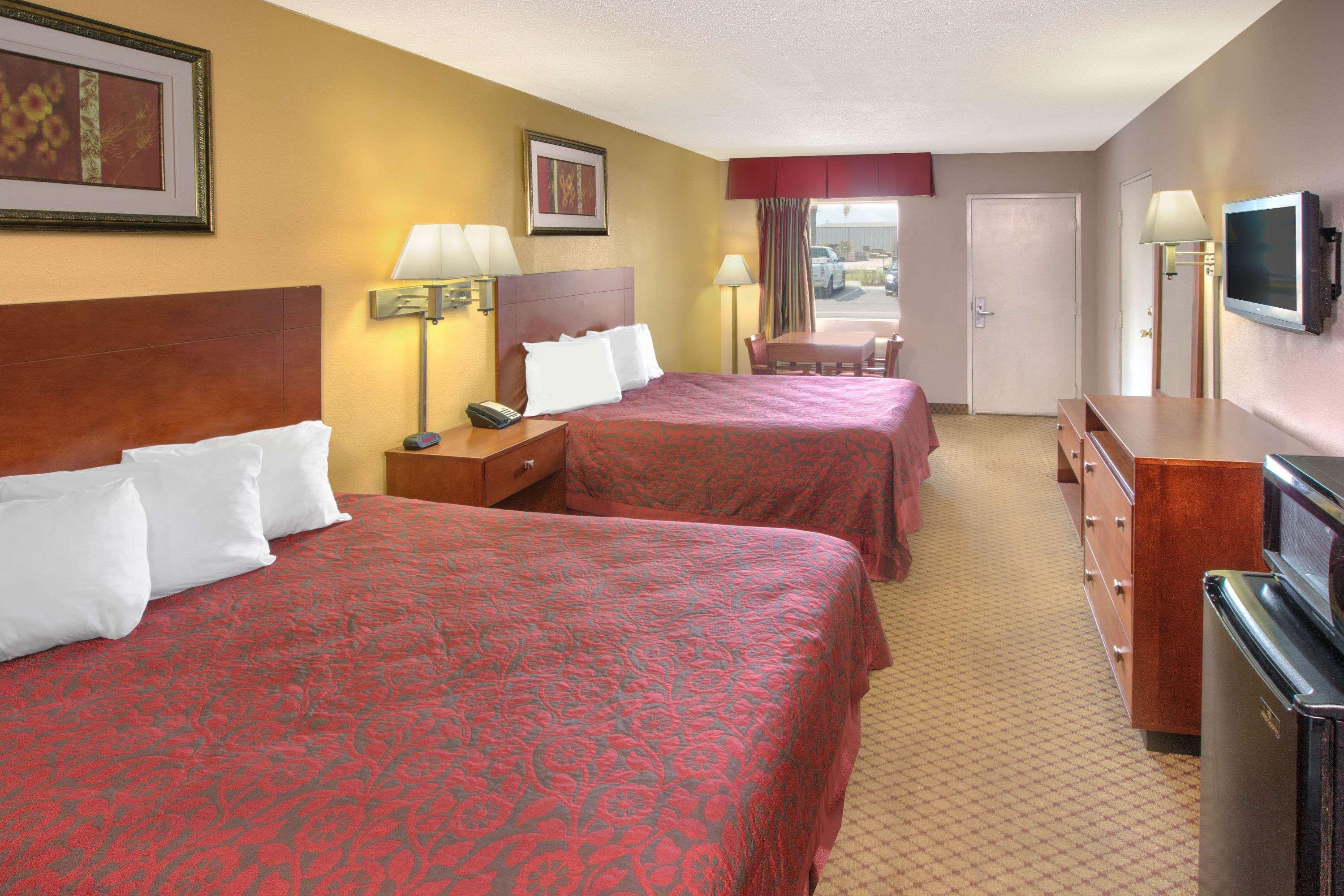 Room, 2 Queen Beds, Smoking