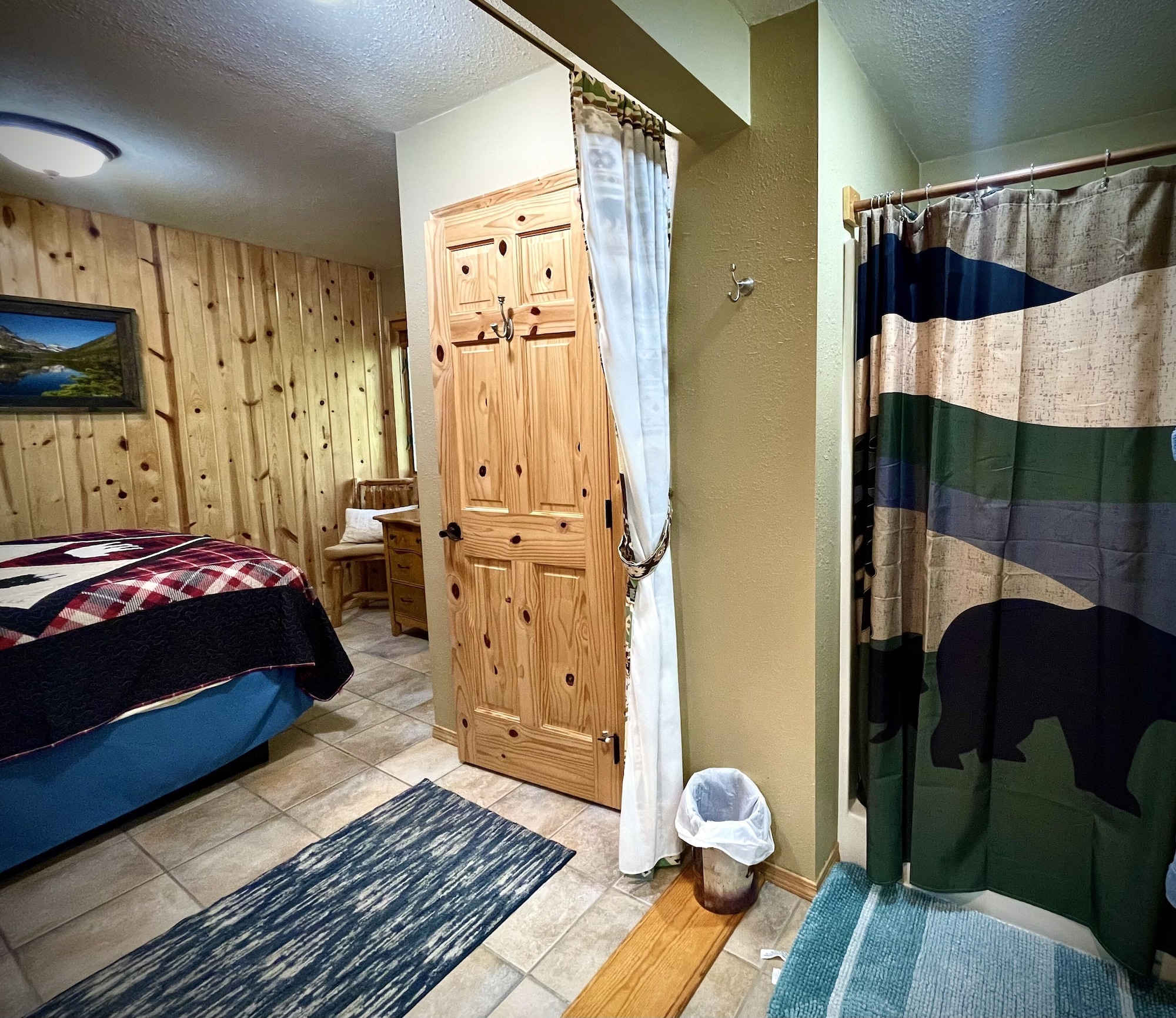Queen Bed, Private Bathroom
