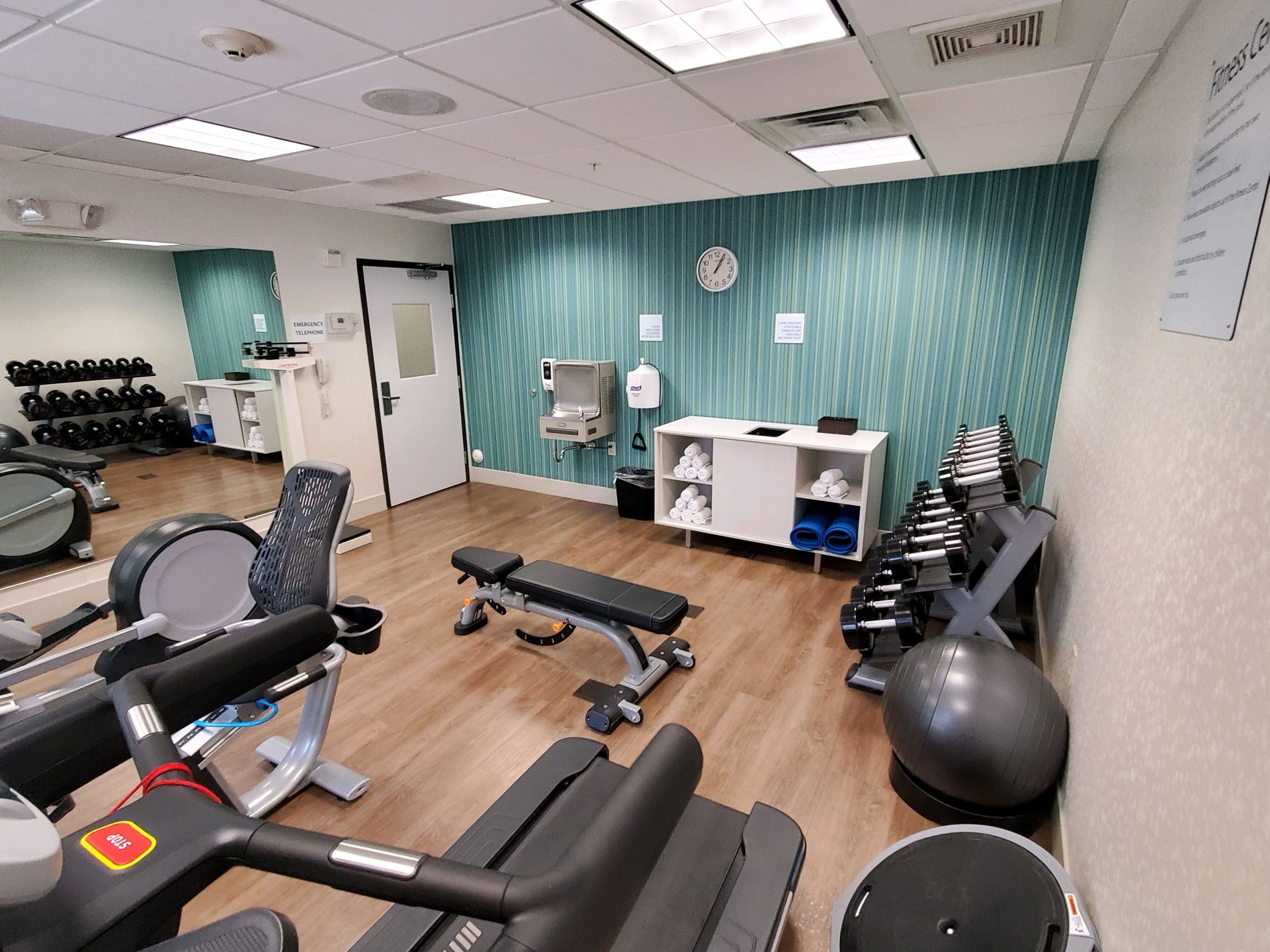 Holiday Inn Express & Suites Phoenix - Glendale Sports Dist 35/63