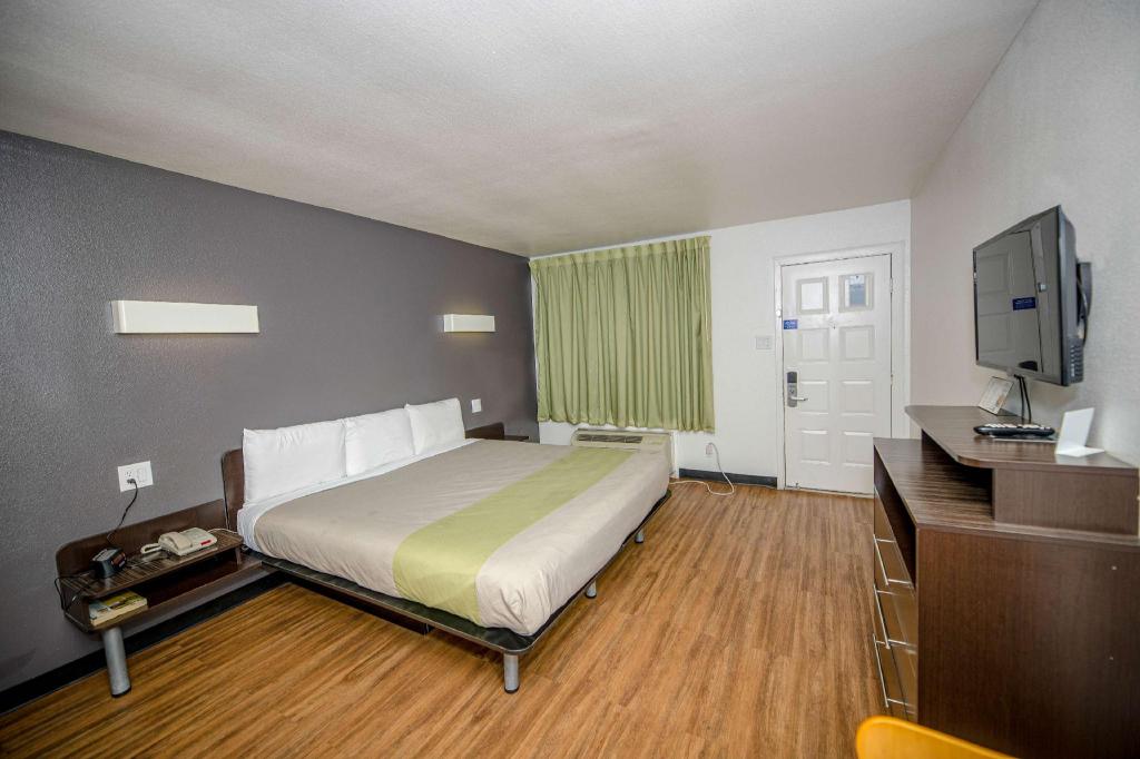 1 KING BED SMOKING, KITCHEN