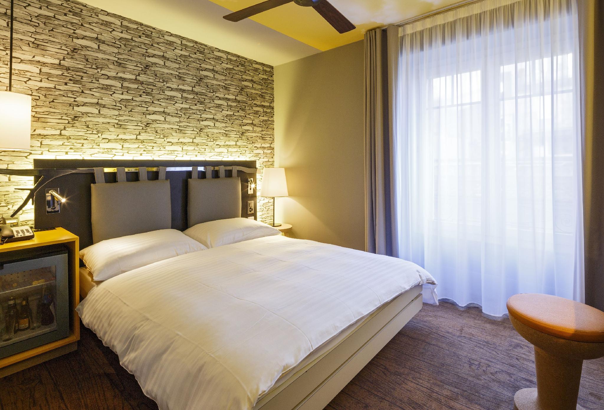 ROOM, DOUBLE OR TWIN BED