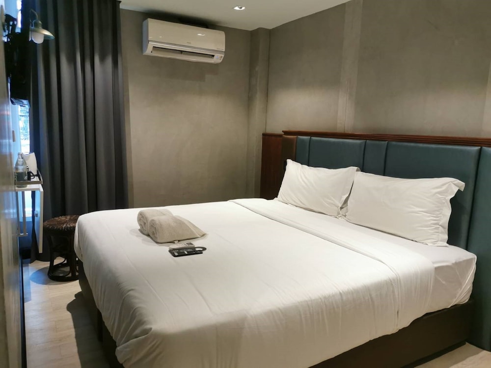 BUDGET, KING BED, SHARED BATHROOM