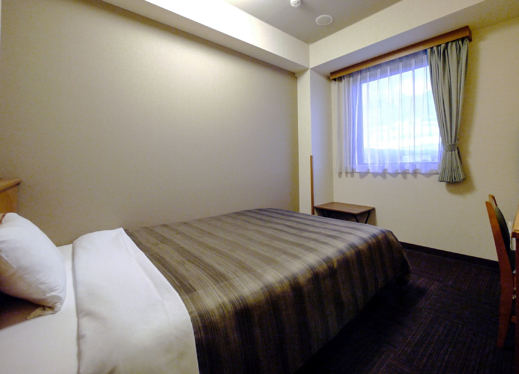 SEMI ROOM, SEMI DOUBLE BED, SMOKING