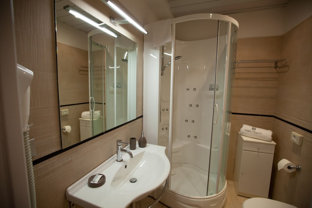 غرفة ديلوكس رباعية بسرير مزدوج وسرير بطابقين بشرفة بغرفة نوم واحدة، Hotel Maestri 6/10