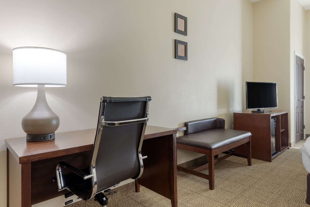 Comfort Suites West Dallas Cockrell Hill 31/35