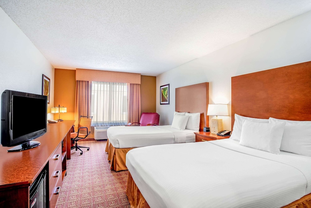 La Quinta Inn & Suites by Wyndham Danbury 13/58