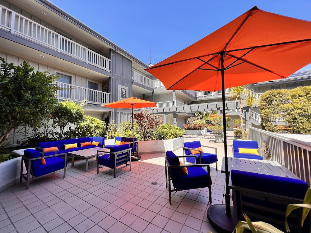 Holiday Inn Express Monterey Cannery Row 36/66