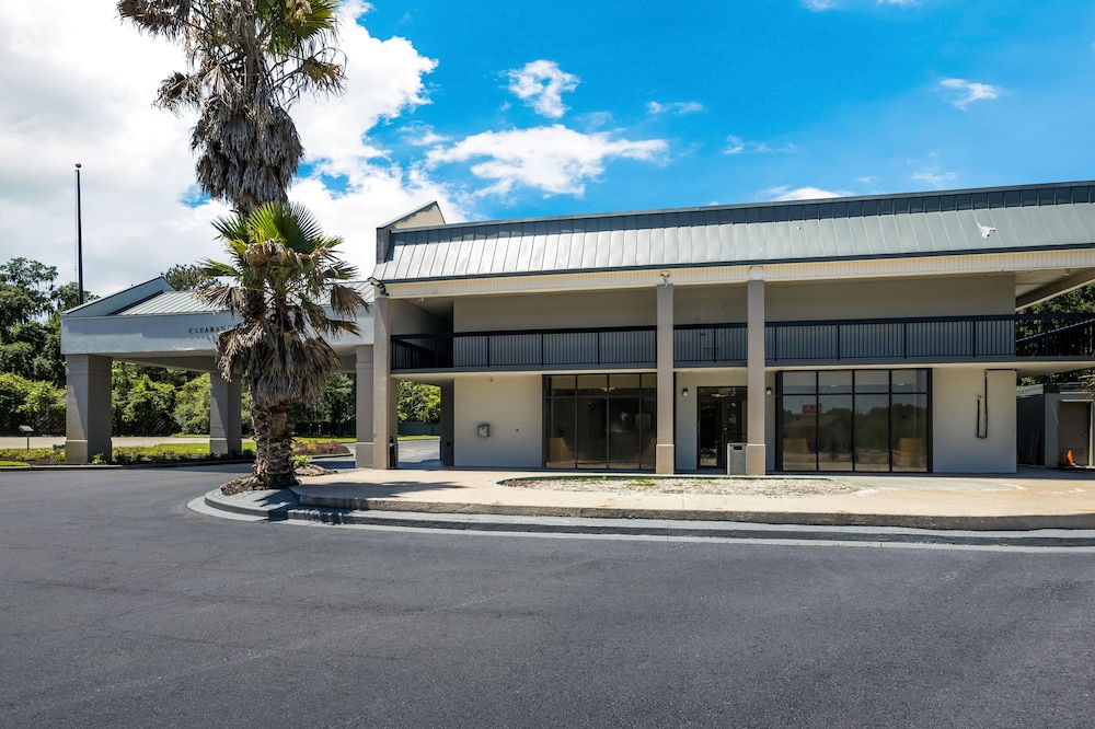 Suburban Studios Hinesville - Fort Stewart Area in HINESVILLE - GA